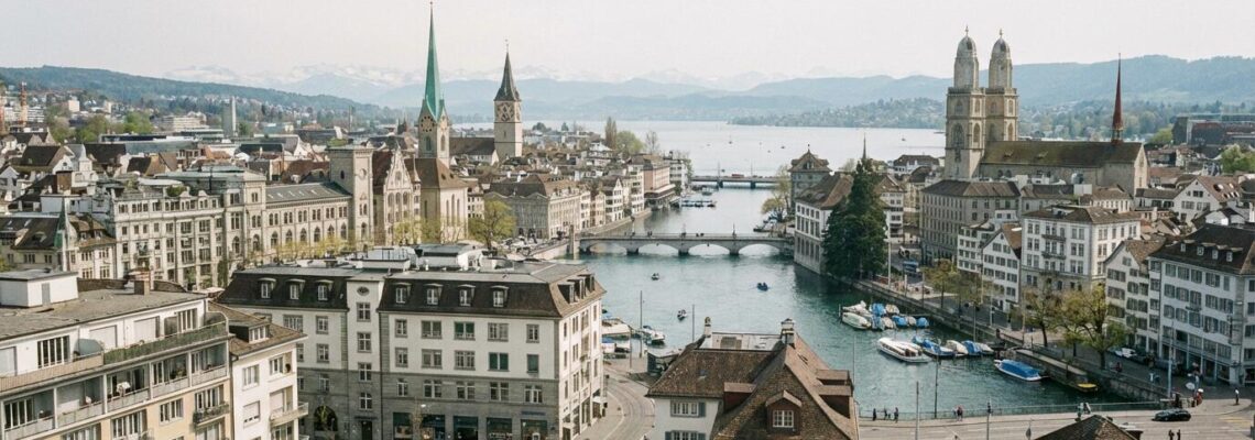 Panoramablick über Zürich mit Wohngebäuden verschiedener Quartiere und Zürichsee