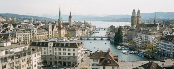 Panoramablick über Zürich mit Wohngebäuden verschiedener Quartiere und Zürichsee